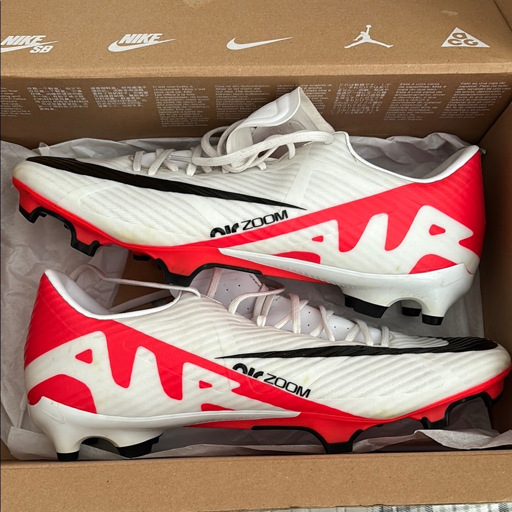 Men’s size 10 Nike Air Zoom Soccer Cleats